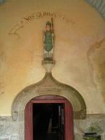 Guisseny, Eglise, Porte et statue de saint Sezny